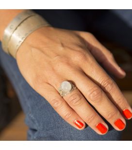 BAGUE EN ARGENT ET LABRADORITE BLANCHE OVALE, COLLECTION INDE