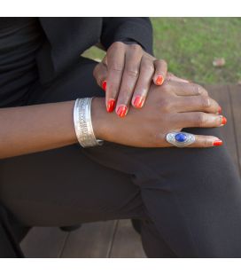 LONGUE BAGUE TOUAREG EN ARGENT GRAVE ET LAPIS LAZULI, COLLECTION AFRIQUE, POUR FEMME