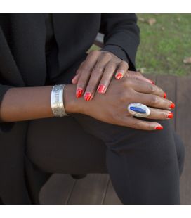 LONGUE BAGUE TOUAREG EN ARGENT GRAVE ET LAPIS LAZULI, COLLECTION AFRIQUE, POUR FEMME