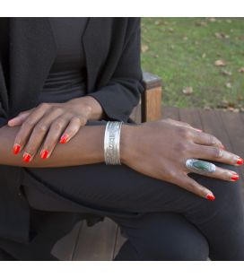 LONGUE BAGUE TOUAREG EN ARGENT ET AGATE VERTE, COLLECTION AFRIQUE, POUR FEMME