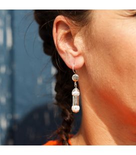 BOUCLES D'OREILLES TOUAREGS CYLINDRE EN ARGENT ET HOWLITE, COLLECTION AFRIQUE, POUR FEMME