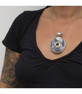 GROS PENDENTIF TRADITIONNEL TOUAREG EN ARGENT TRAVAILLÉ ET GROSSE HOWLITE,POUR HOMME ET FEMME 