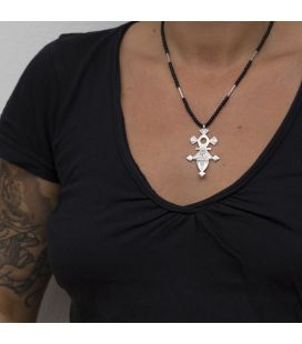 COLLIER TOUAREG "CROIX D'AGADEZ", EN ARGENT GRAVÉ ET AGATE NOIRE, POUR HOMME ET FEMME 